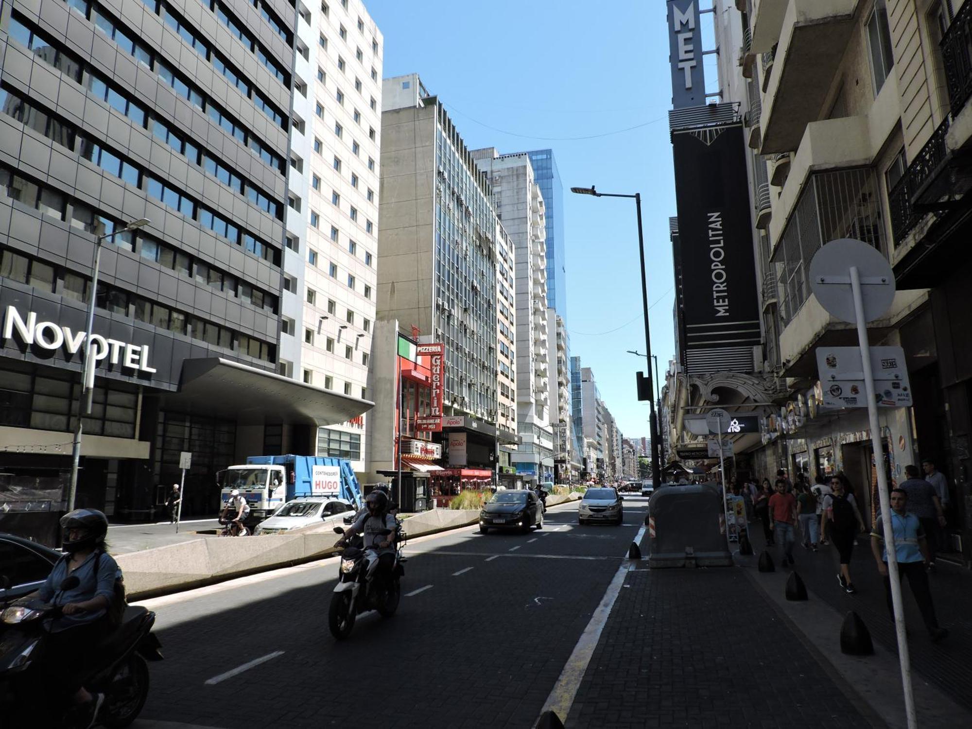 4 Ventanales Sobre La Avenida Corrientes Lejlighed Buenos Aires Eksteriør billede