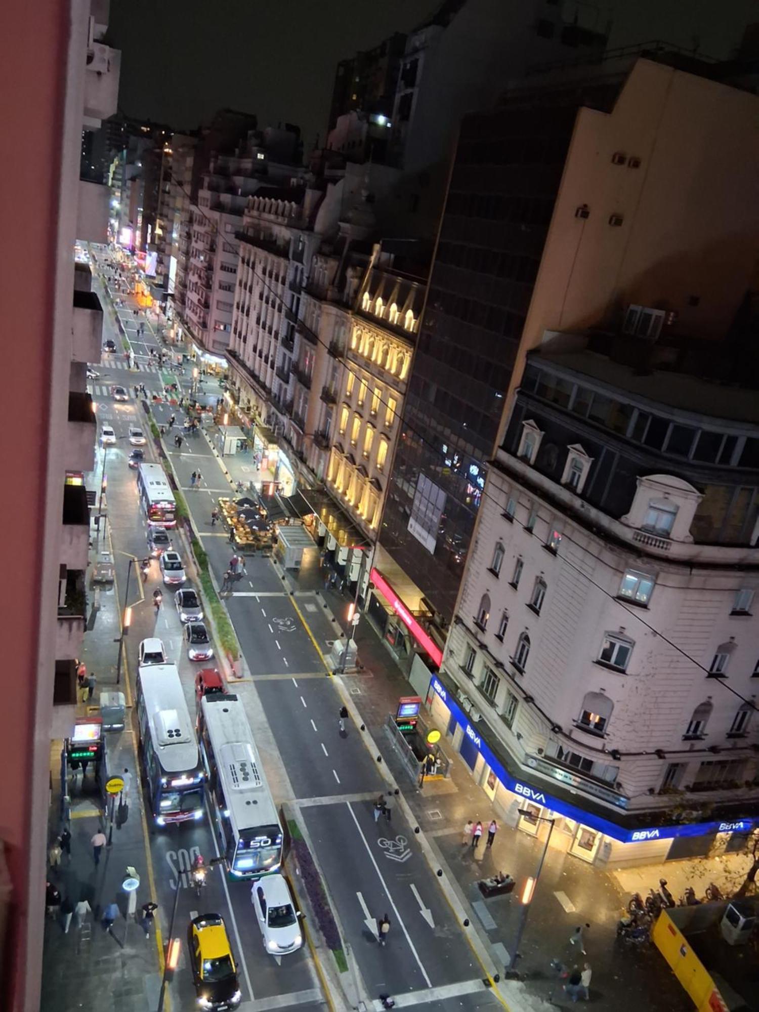 4 Ventanales Sobre La Avenida Corrientes Lejlighed Buenos Aires Eksteriør billede